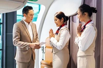 Vì sao tiếp viên hàng không nhìn vào giày của hành khách khi lên máy bay?