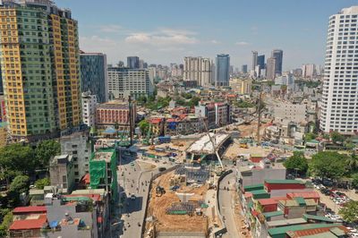 Cận cảnh công trường hai cầu vượt trên tuyến Vành đai 1 ở Hà Nội