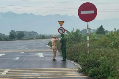 Cục CSGT vào cuộc, tháo dỡ biển báo giao thông bất hợp lý ở Ninh Bình