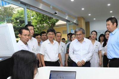 Lãnh đạo thành phố Hà Nội dự ra mắt Quầy hỗ trợ đăng ký khai sinh ngay tại bệnh viện