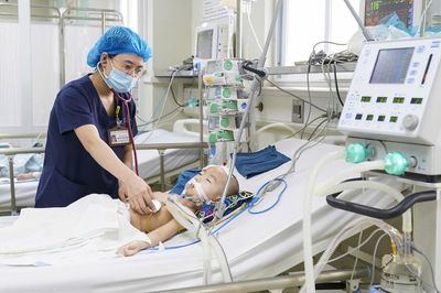 Tăng trẻ nhập viện vì cúm, đừng để một đợt bùng phát trở thành vòng xoáy bệnh