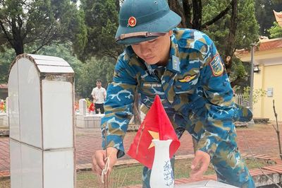 Bộ đội tên lửa chỉnh trang nghĩa trang đón hài cốt liệt sĩ