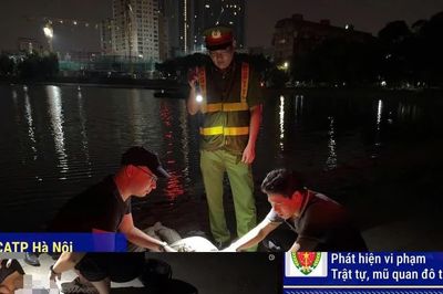 Chiến sĩ Công an phường Giảng Võ lao xuống hồ cứu người trong đêm