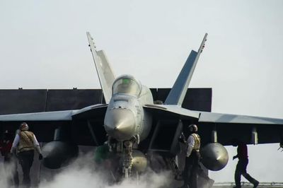 Tiêm kích EA-18G Growler mang những vũ khí nào và có thể tự chiến đấu ra sao?