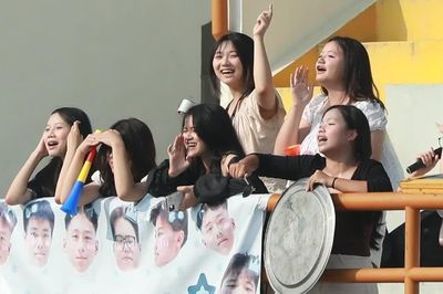 Những cổ động viên đáng yêu trên khán đài bóng đá học sinh Hà Nội