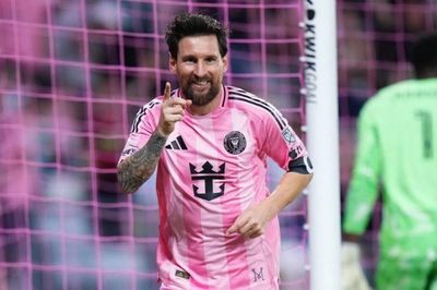 Ronaldo gọi, Messi trả lời bằng cú đúp