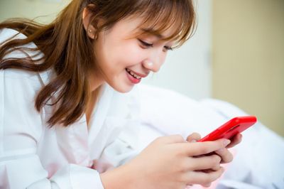 Những người trẻ thích nằm yên, lướt mạng