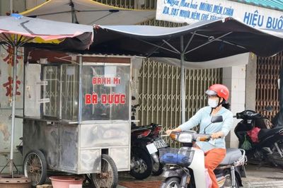 Số ca nhập viện sau ăn bánh mì tăng lên 105, công an vào cuộc