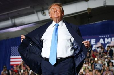 Thấy gì từ bộ suit bình dân của ông Trump