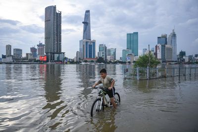 Triều cường bủa vây, người TP.HCM khó đặt đồ ăn, dùng xuồng đi lại