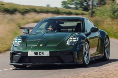 Chủ xe bất ngờ vì Porsche 911 sử dụng ắc-quy từ BYD