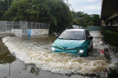 Trời không mưa, đường phố TP.HCM vẫn ngập vì triều cường