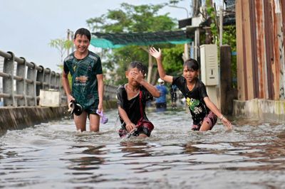 Tuyến đường ở TP.HCM ngập nửa mét suốt 3 giờ vì triều cường