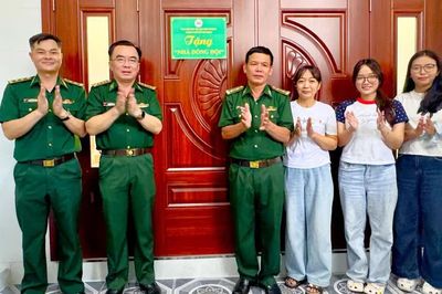 Bàn giao nhà đồng đội cho quân nhân có hoàn cảnh khó khăn