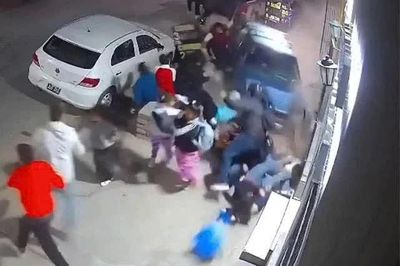 Tài xế 80 tuổi lao xe lên vỉa hè, 13 người bị thương