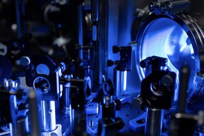 Hai xung laser đưa electron vào trạng thái chưa từng tạo được trước đây