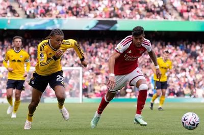 Arsenal trả giá đắt sau trận thắng Leeds