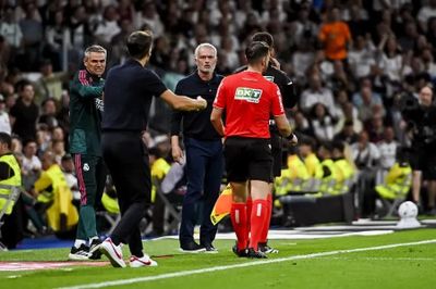Học trò bị thẻ đỏ, HLV Real Madrid bỏ họp báo