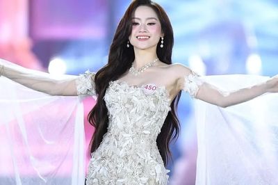 32 cô gái bừng sáng trong phần trình diễn dạ hội