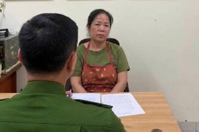 Hà Nội: Khởi tố, bắt tạm giam một phụ nữ có hành vi chửi bới, đổ chất thải chắn lối đi chung