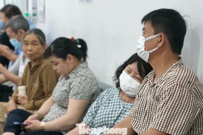 Bệnh nhân ung thư vạ vật chờ từ sáng đến khuya để xạ trị