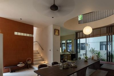 Cắt bớt sàn nhà, tạo khoảng thông tầng kết nối cả gia đình