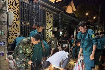 Bộ đội, dân quân thức trắng đêm dọn bùn đất, giúp dân ứng phó mưa ngập ở Đồng Nai