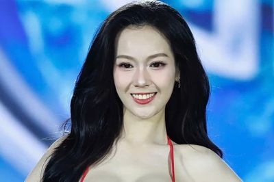53 cô gái Hoa hậu Việt Nam trong màn diễn bikini rực cháy
