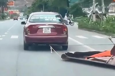 CLIP: Ô tô kéo lê mái tôn giữa đường ở Quảng Ninh