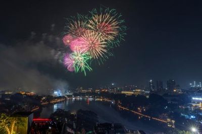 [Chùm ảnh] Hà Nội rực rỡ pháo hoa kỷ niệm 72 năm ngày Giải phóng Thủ đô