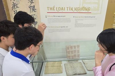 Từ những trang sách phủ bụi, 5 học sinh Hà Nội dạy AI đọc chữ Thái cổ