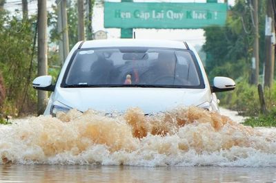 Triều cường dâng cao từ sáng sớm, phố phường Đồng Nai mênh mông nước