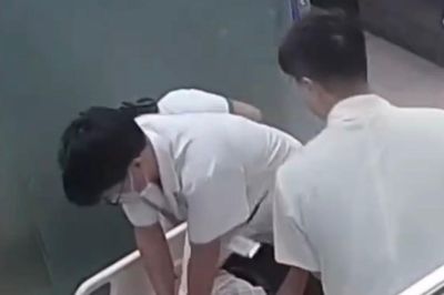 Bác sĩ trẻ trèo lên cáng ép tim cứu người đàn ông lúc nửa đêm