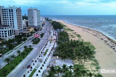 Toàn cảnh tháo dỡ 80 hàng quán 'trả lại' không gian cho bãi biển Nhật Lệ
