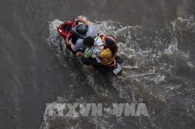Nhiều tuyến đường phía Nam TP. Hồ Chí Minh bị ngập sâu do triều cường
