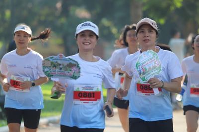 Niềm vui trên đường chạy 'Phụ nữ chạy vì môi trường không khói thuốc và tương lai xanh'