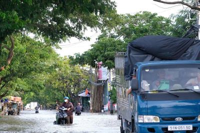 Triều cường dâng cao, người dân khu Nam TP.HCM chật vật đi lại