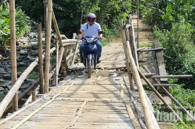 Cận cảnh cây cầu tạm bằng tre, luồng thay thế cầu cứng bị lũ cuốn trôi