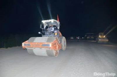 Thi công 'xuyên đêm' Dự án thành phần 2 cao tốc Cao Lãnh - An Hữu