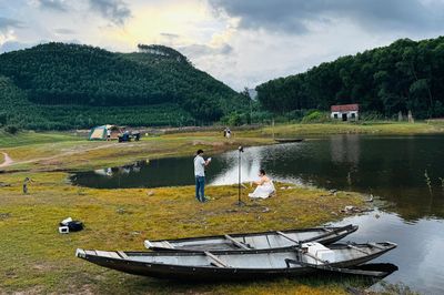 Giới trẻ 'chill' ở hồ Khe Ngang