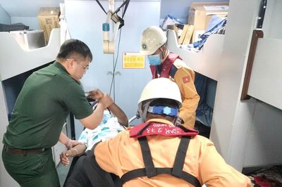 Cứu nạn khẩn cấp thuyền viên nước ngoài bị bệnh nặng trên biển Việt Nam