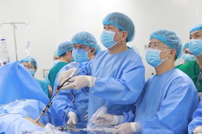 Chồng hiến thận cho vợ, cha hiến thận cho con sau 4 năm lọc màng bụng