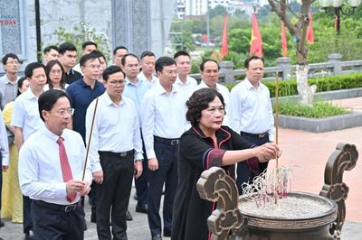 Dâng hương tưởng nhớ Chủ tịch Hồ Chí Minh tại Sơn La
