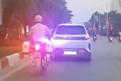 Cảnh sát giao thông mở đường đưa người đột quỵ đi cấp cứu