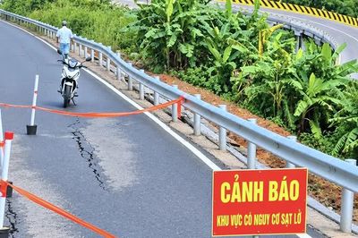 Xuất hiện điểm sụt lún lớn trên quốc lộ 28B