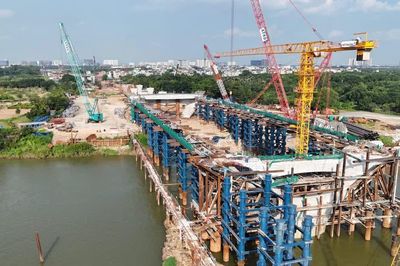 Bảy cây cầu bắc qua sông Hồng: Chạy đua tiến độ về đích sớm