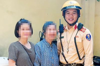 Đại úy Cảnh sát giao thông giúp cụ bà đi lạc trở về với gia đình