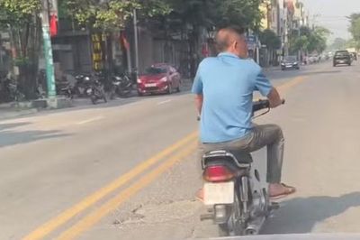 Công an làm việc với người đàn ông đi xe máy chặn ô tô, véo mũi rồi tát tài xế