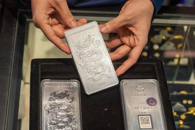 Giá bạc trong nước giảm, thế giới phục hồi trên 60 USD/ounce