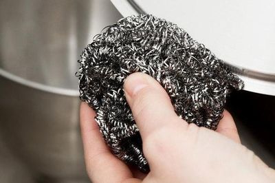 Dùng miếng cọ xoong nồi, 5 điều cần nhớ để tránh làm hỏng dụng cụ bếp